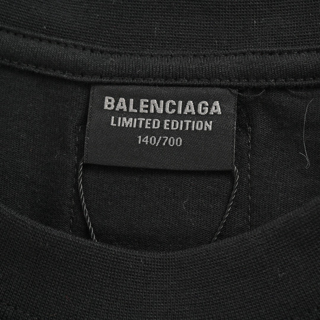 Camiseta gráfica con logo blanco de Balenciaga (negra)