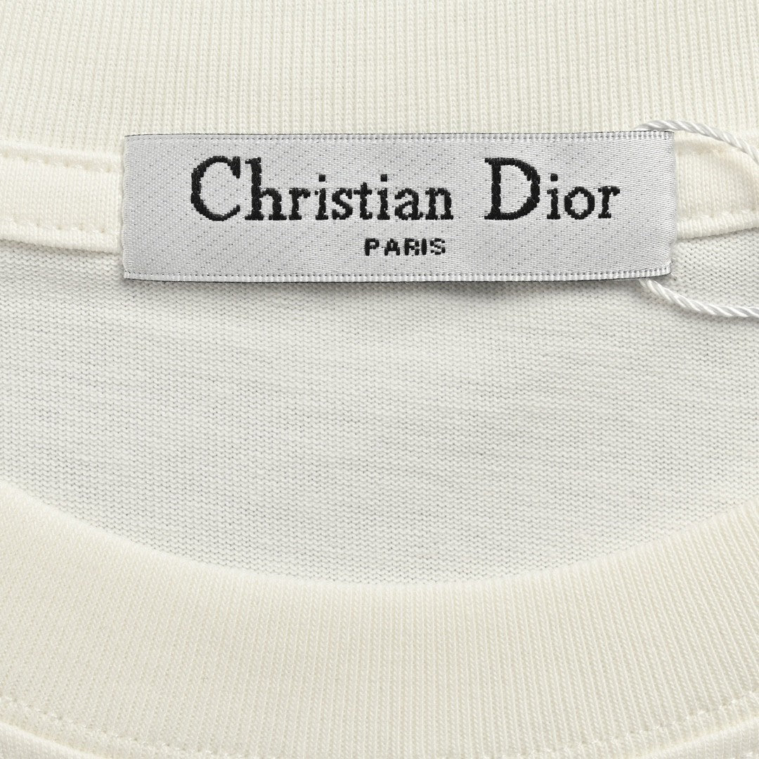 Camiseta blanca Dior con logo llamativo