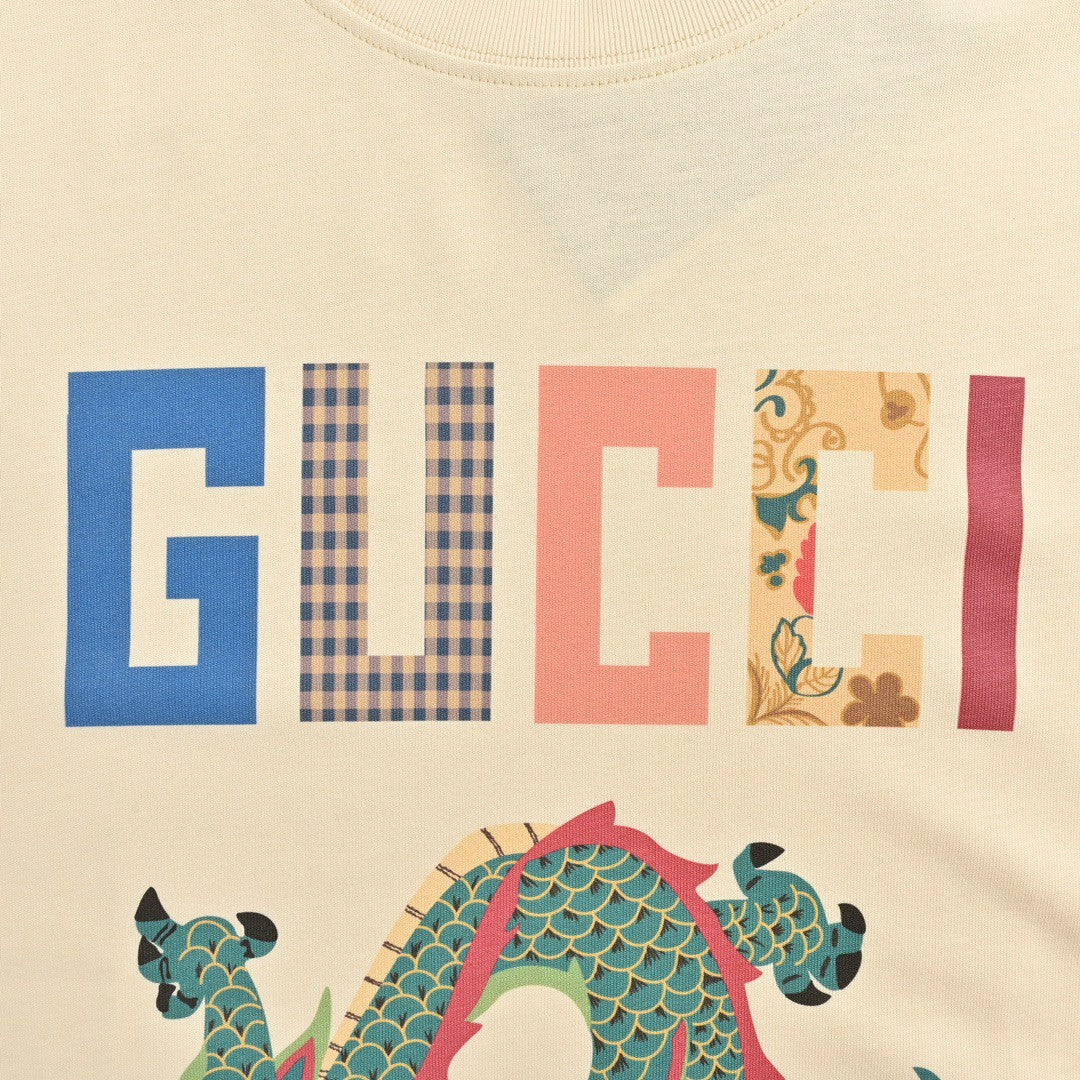 Camiseta Gucci con estampado de dragón (beige)
