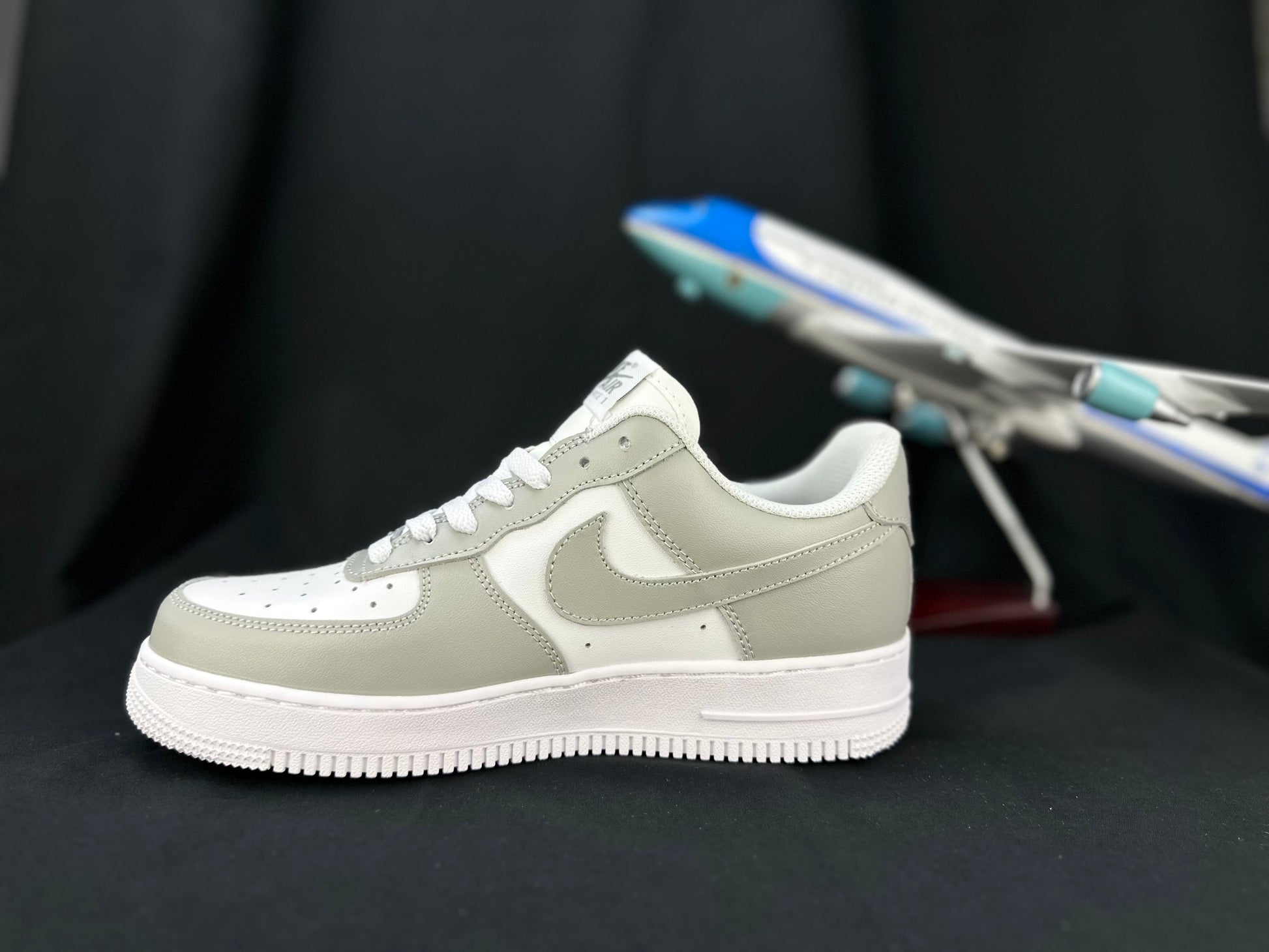 NIKE Air Force 1 'white - Grey' Unisex Streetwear Limited Edition - **Nike Air Force 1 'White/Grey'** The Nike Air Force 1 'White/Grey' delivers a fresh take