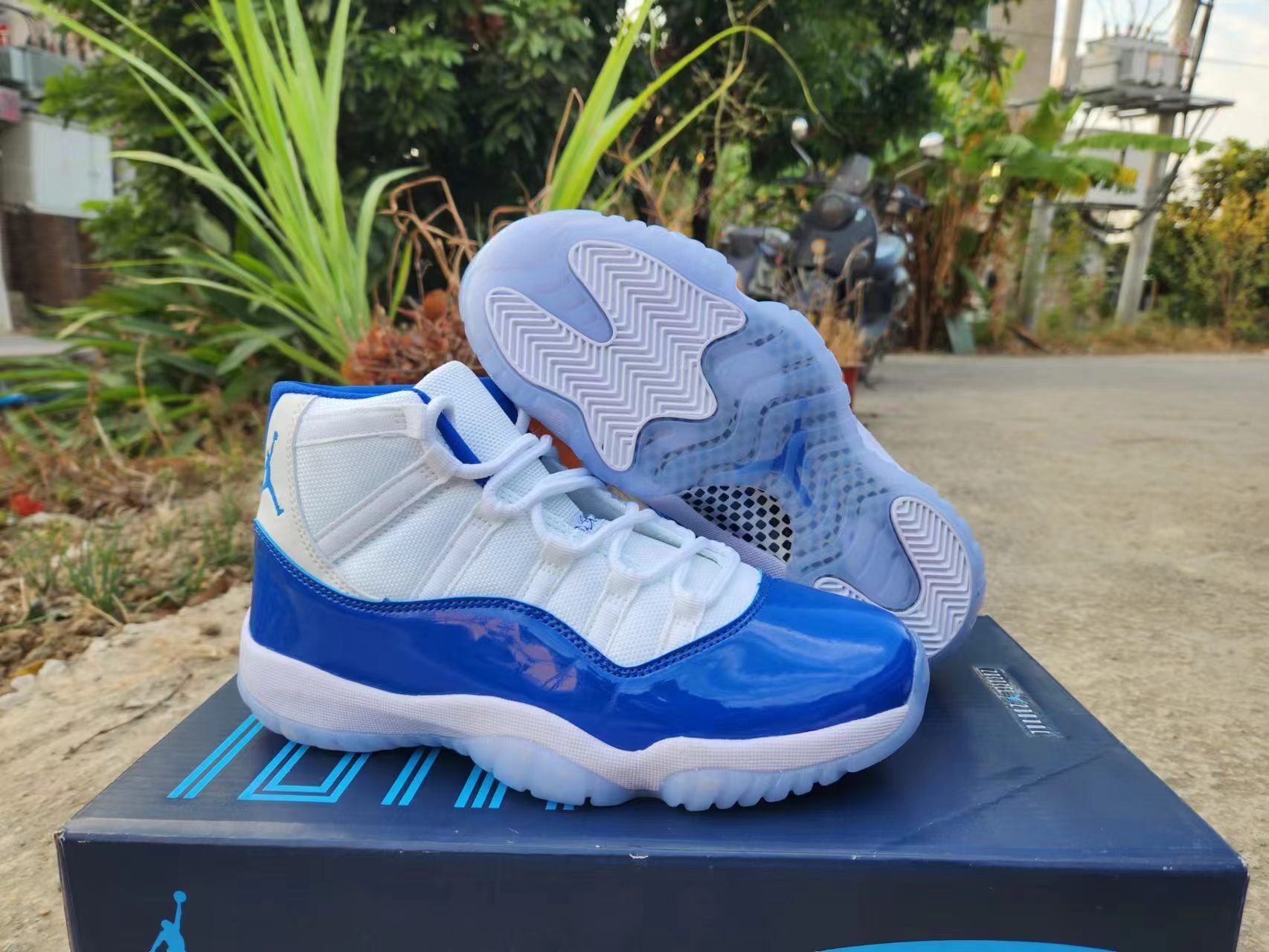 JORDAN 11 Blue And Sneakers - White Unisex Streetwear Limited Edition - The Air Jordan 11 in White and Legend Blue is a refined and timeless sneaker