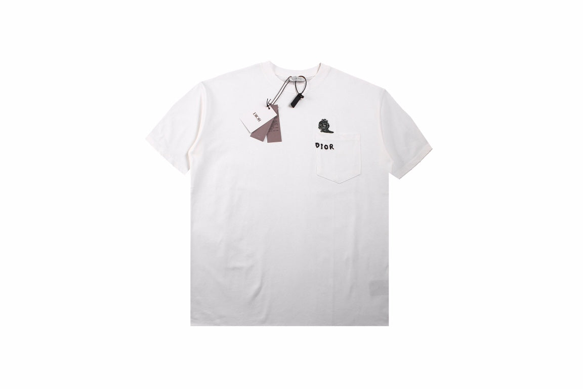 Dior Embroidered Lizard T-shirt - - White Unisex Streetwear Limited Edition - <span>This Dior t-shirt in white features a unique embroidered lizard design above the pocket, with