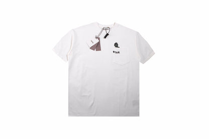 Dior Embroidered Lizard T-shirt - - White Unisex Streetwear Limited Edition - <span>This Dior t-shirt in white features a unique embroidered lizard design above the pocket, with