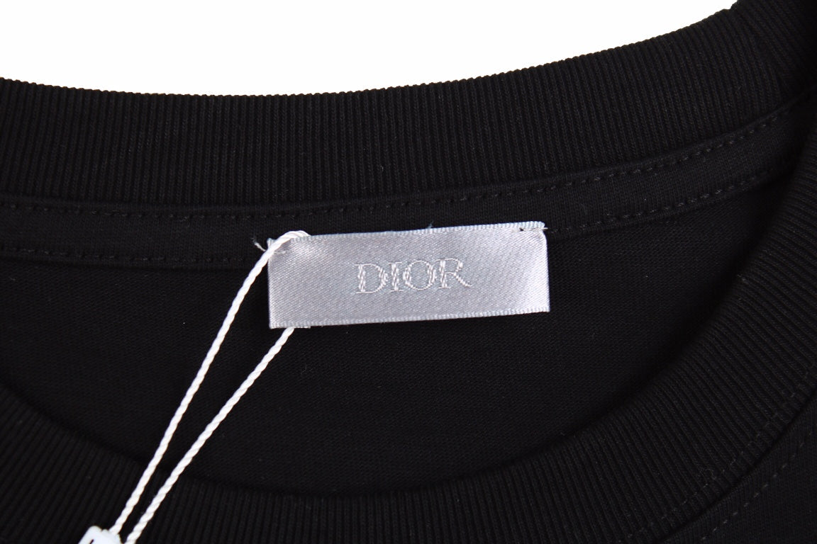 Camiseta Dior con diseño gráfico floral