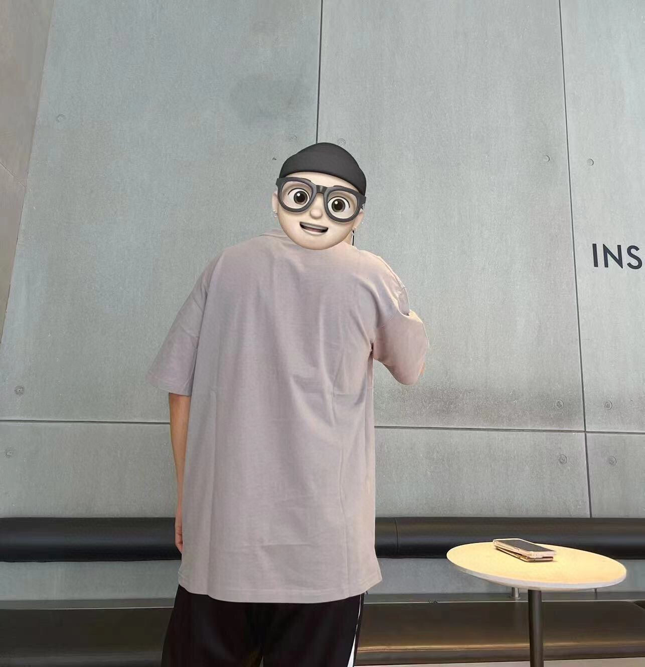 CAMISETA MINIMALISTA GRIS DE BALENCIAGA