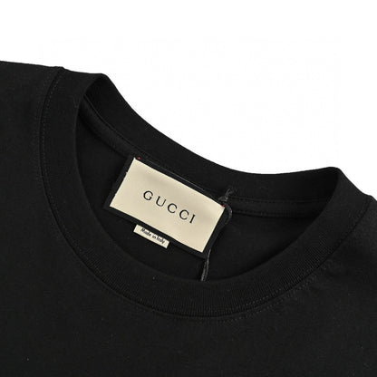 Camiseta negra con logo GG entrelazado de Gucci.