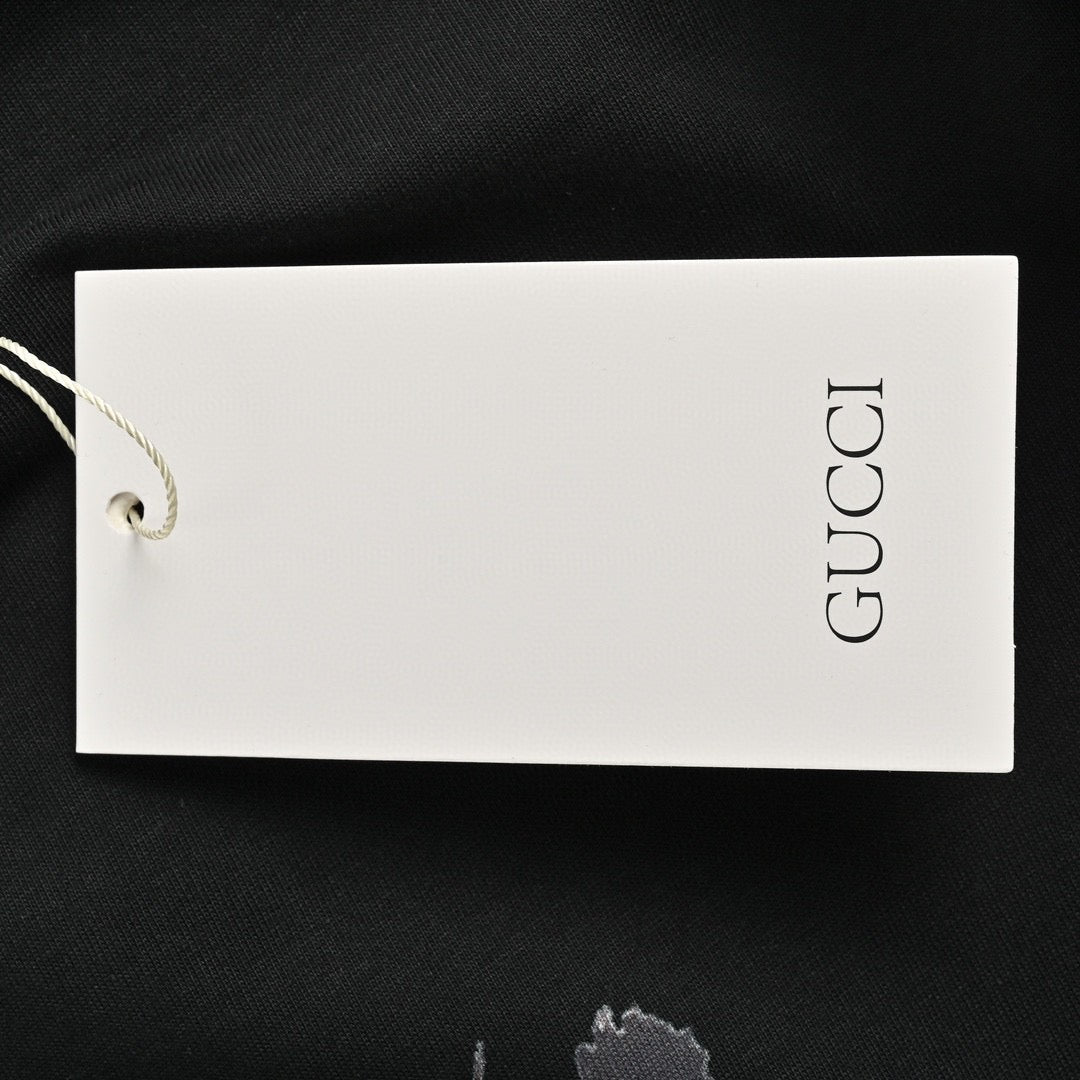 Camiseta Gucci con logo de fresa (negra)