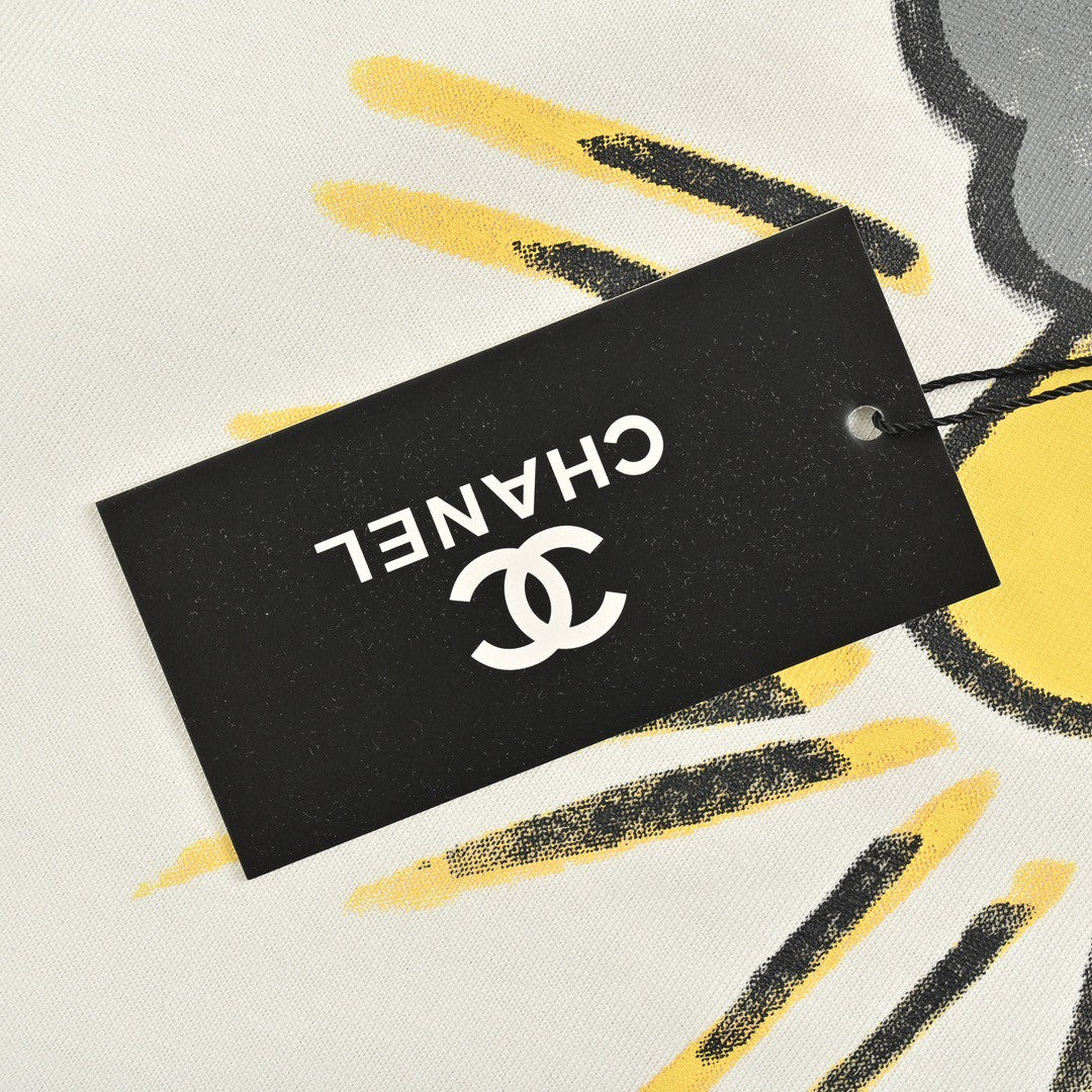 T-shirt blanc Chanel avec le slogan "Les femmes sauveront le monde"