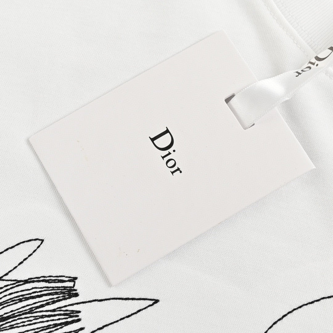 Camiseta Dior con diseño de garabatos