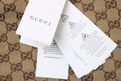 Chaqueta deportiva con monograma de Gucci.