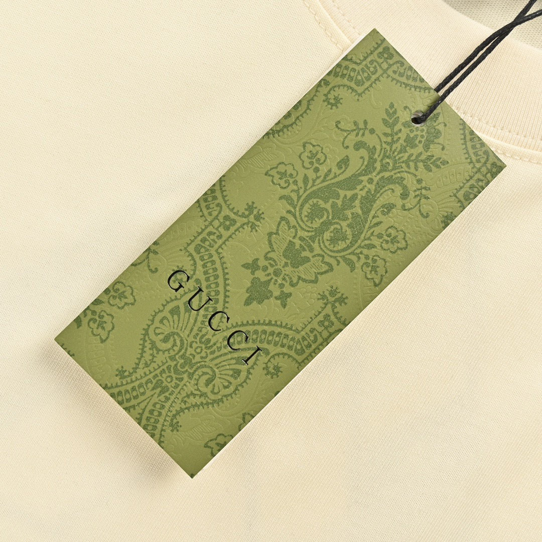 Camiseta beige con logo triangular de Gucci