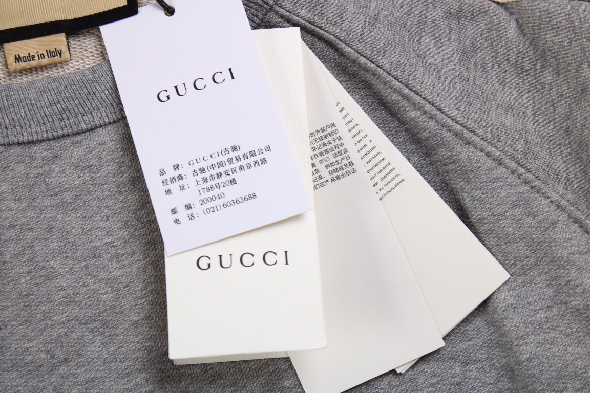 Sudadera gris Gucci con detalle de rayas