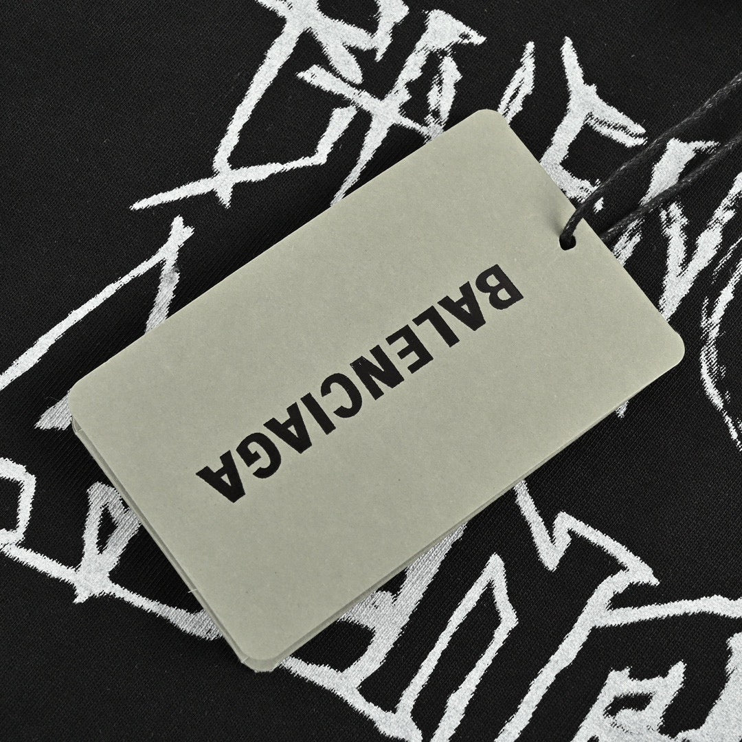 Camiseta negra con múltiples logotipos de Balenciaga