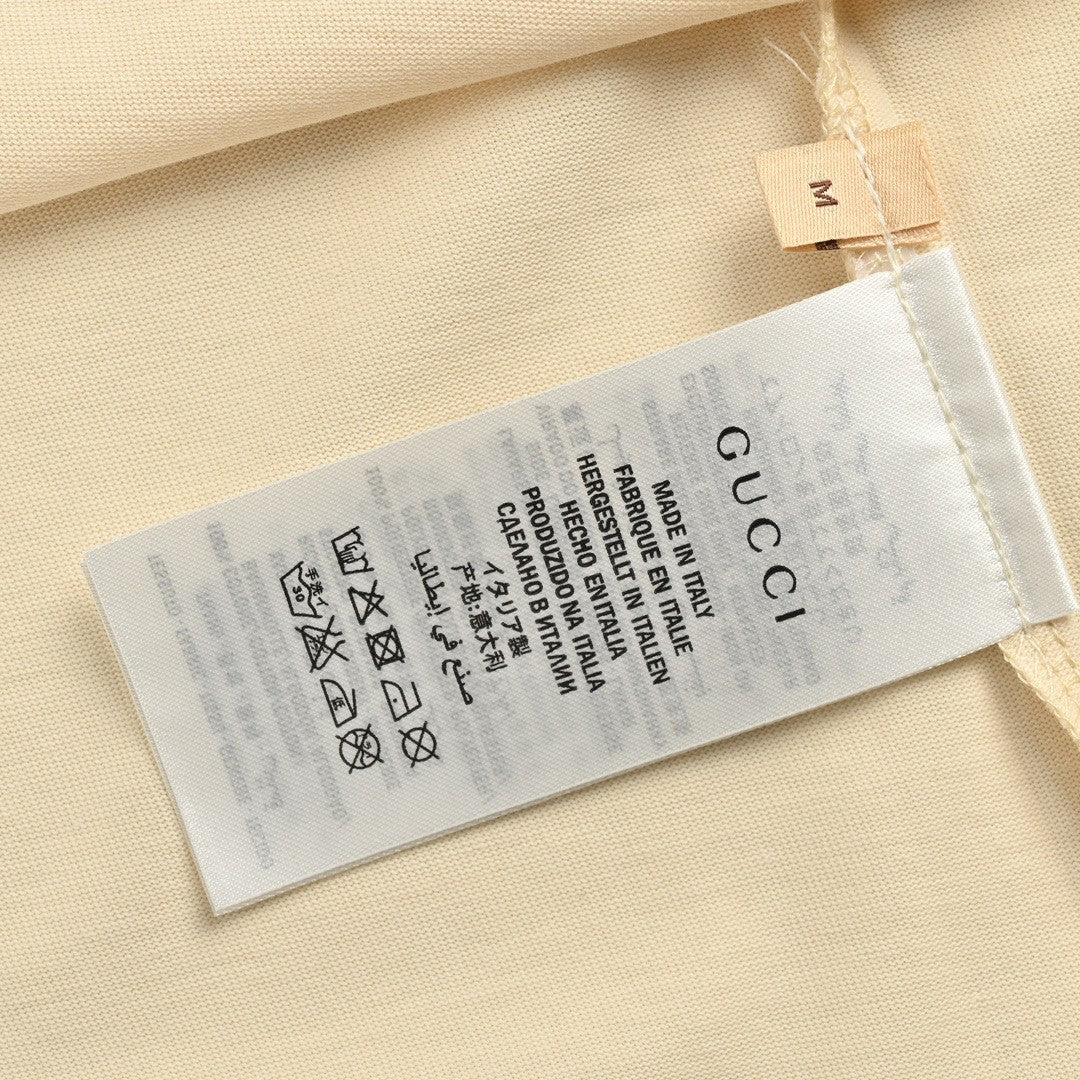 Camiseta Gucci con logo salpicado (Beige)