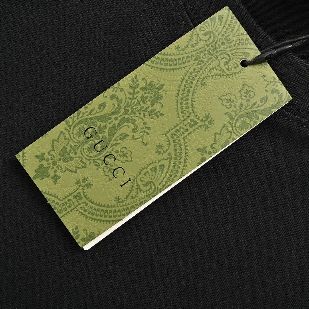 Camiseta negra con el logo triangular de Gucci