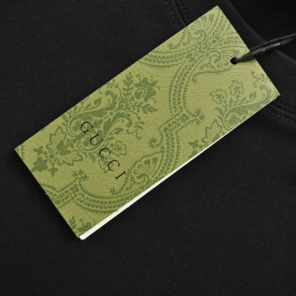 Camiseta negra con el logo triangular de Gucci