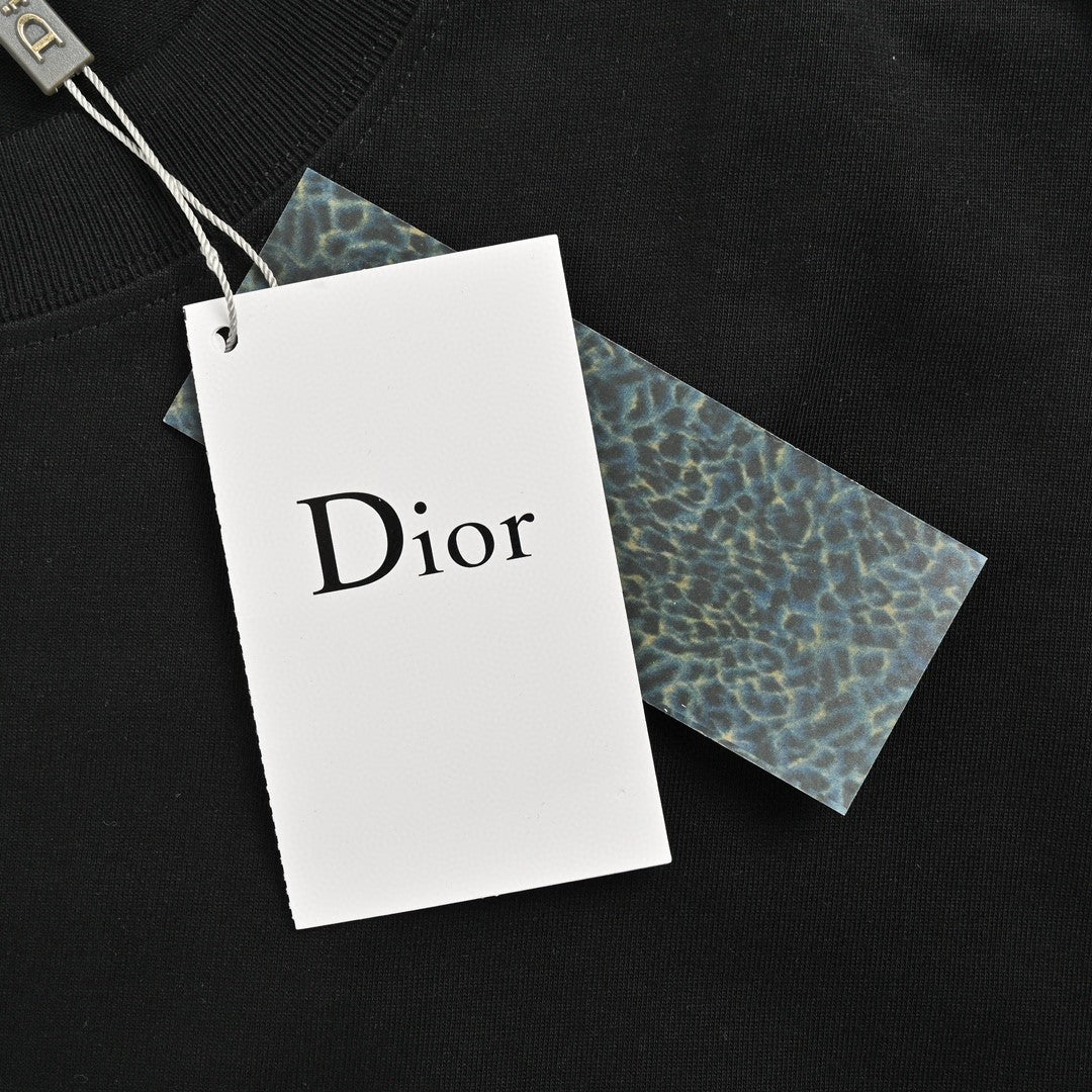 Camiseta Dior negra y marrón.