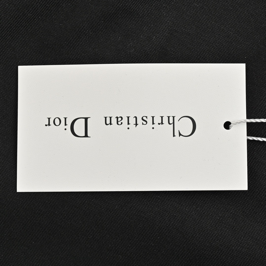 Camiseta negra Dior con logo llamativo