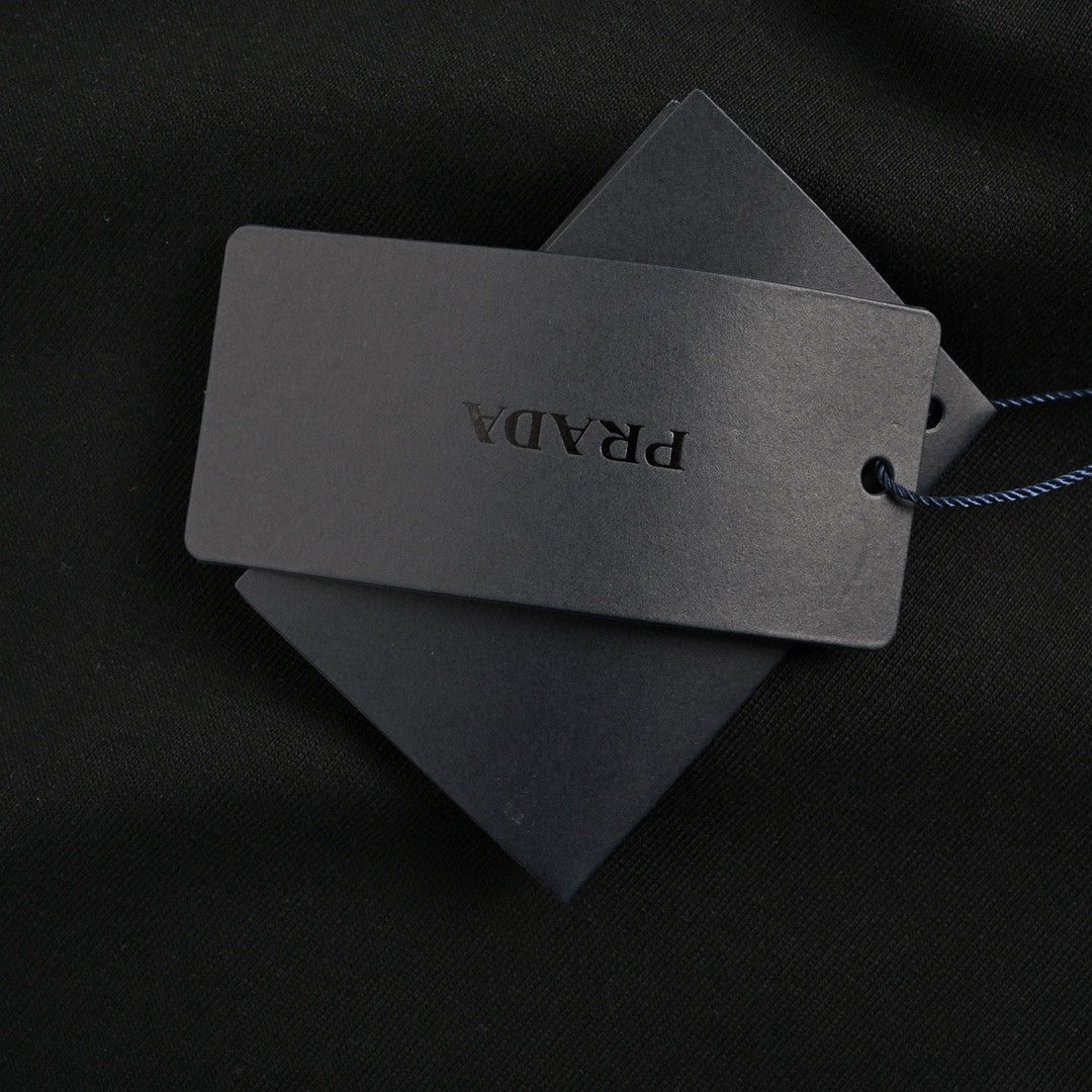 T-shirt noir Prada avec poches géométriques