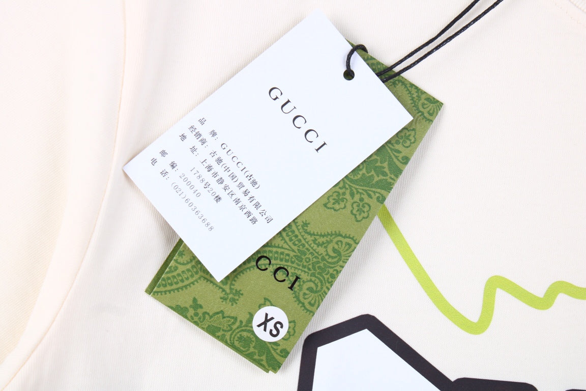 Camiseta Gucci con logo de rayo en color crema