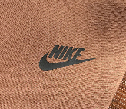 PANTALONES NIKE TECH FLEECE x MARRÓN ARQUEO