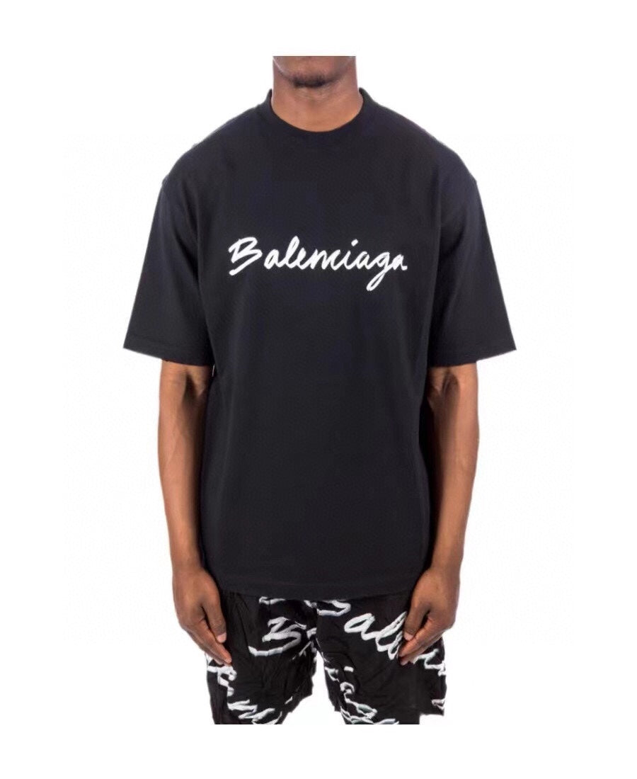 Camiseta negra con logo caligráfico de Balenciaga