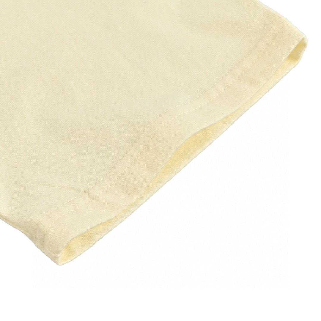 Camiseta color crema con logo GG entrelazado de Gucci.