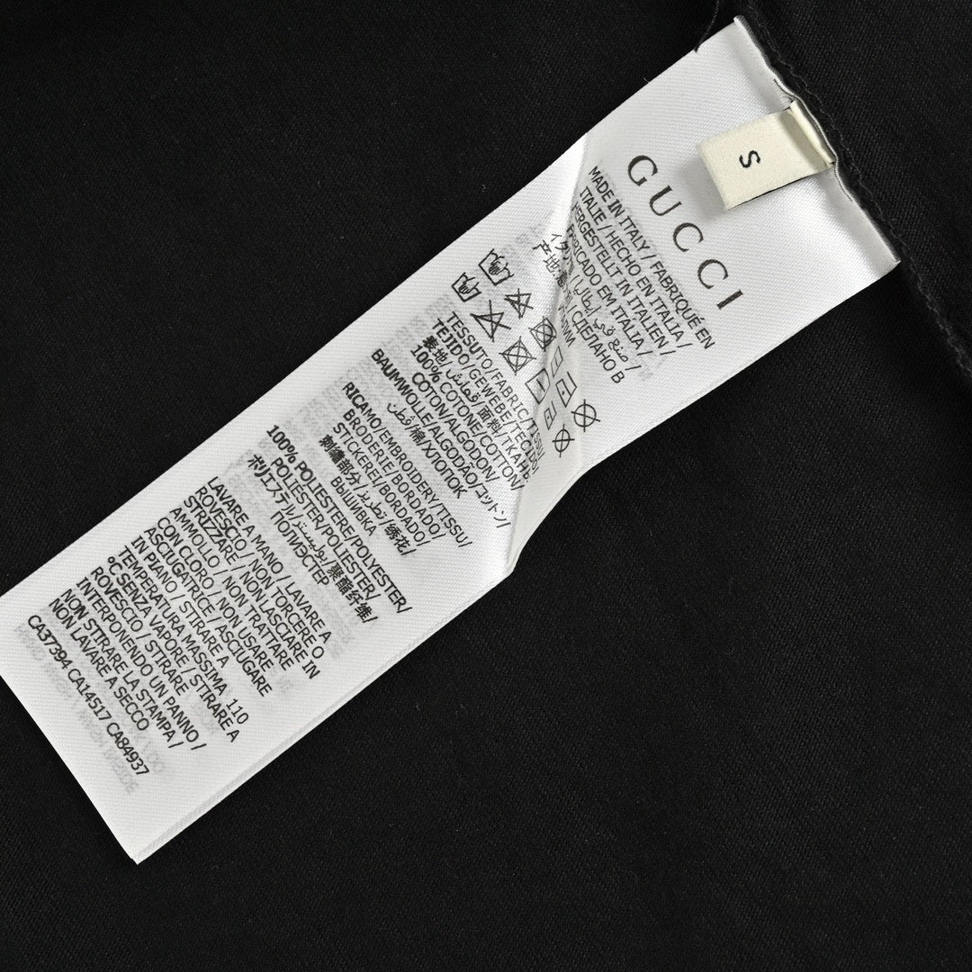 Camiseta negra con logo GG entrelazado de Gucci.