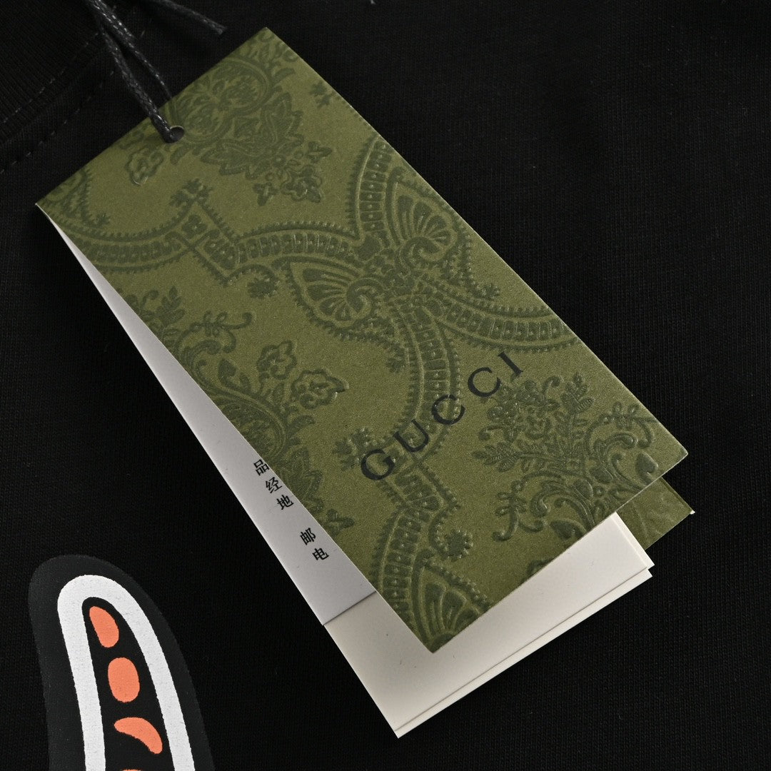 Gucci Dragon Graphic T-shirt - Black Unisex Streetwear Limited Edition - <span>This Gucci t-shirt features a vibrant dragon graphic on the front. The colorful design includes