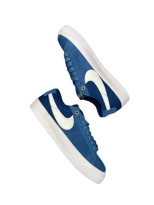 Nike Blazer Low'1977 Sb Gt - White Unisex Streetwear Limited Edition - The Nike Blazer Low '1977 SB GT in Blue and White is a versatile sneaker