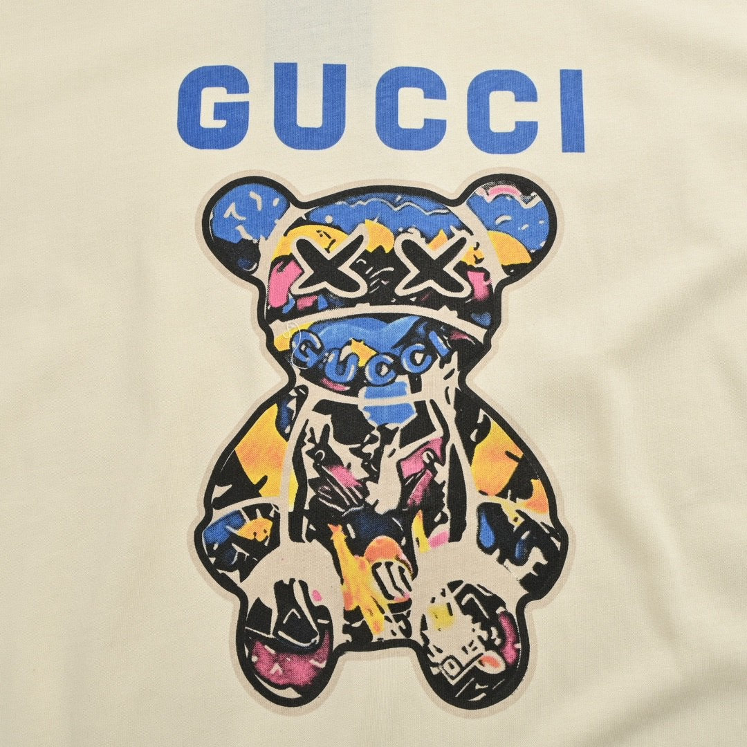 Camiseta Gucci color crema con estampado de oso