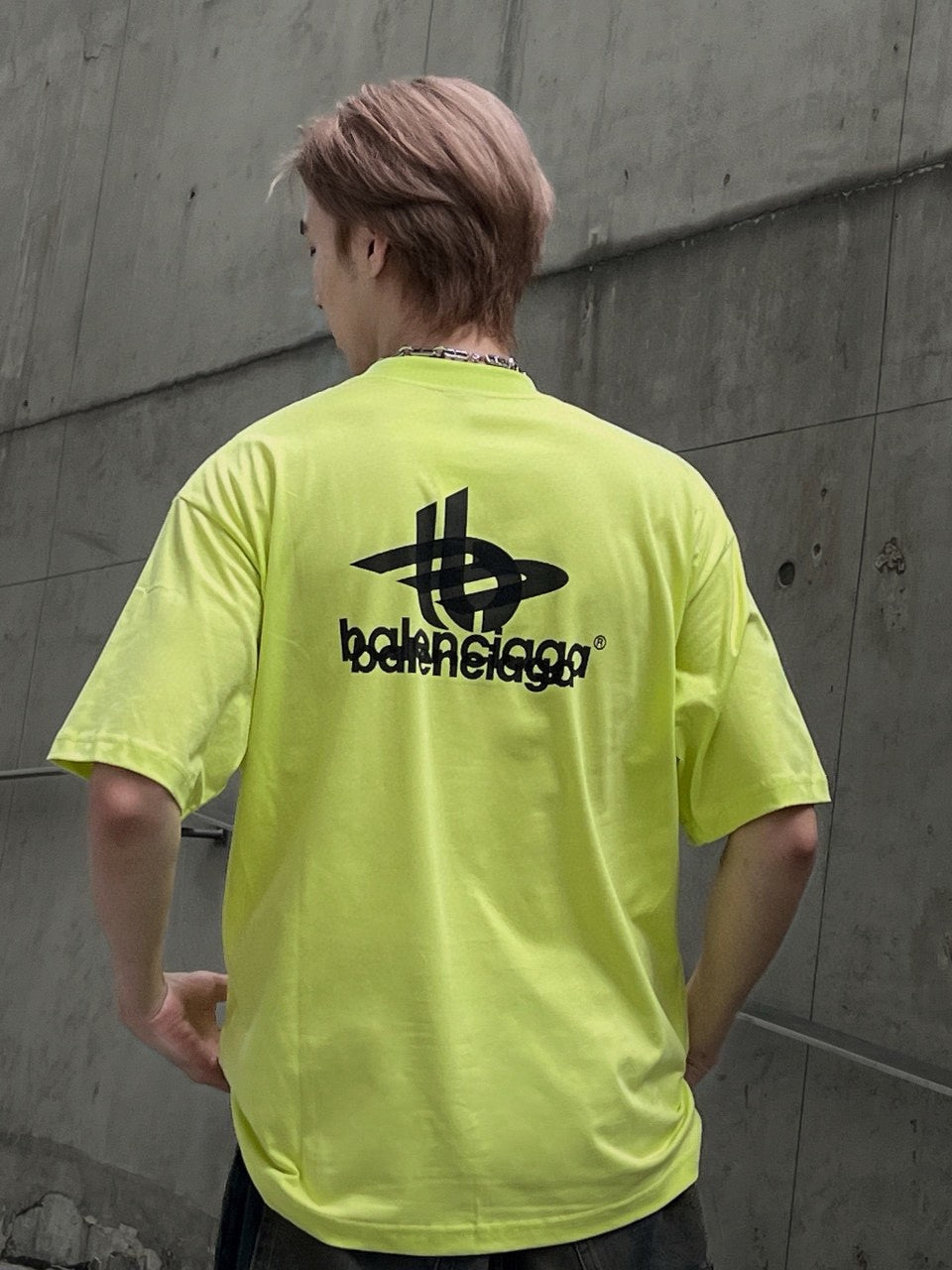 Balenciaga T-shirt - Overlapping Logo - Black Unisex Streetwear Limited Edition - <span>This Balenciaga t-shirt features a vibrant neon yellow color that makes a bold statement. The