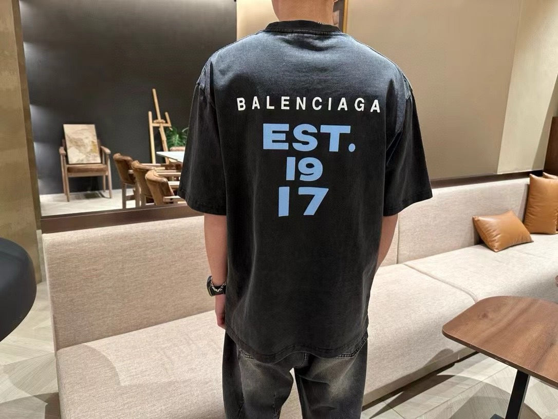 Camiseta Balenciaga - Logotipo pequeño