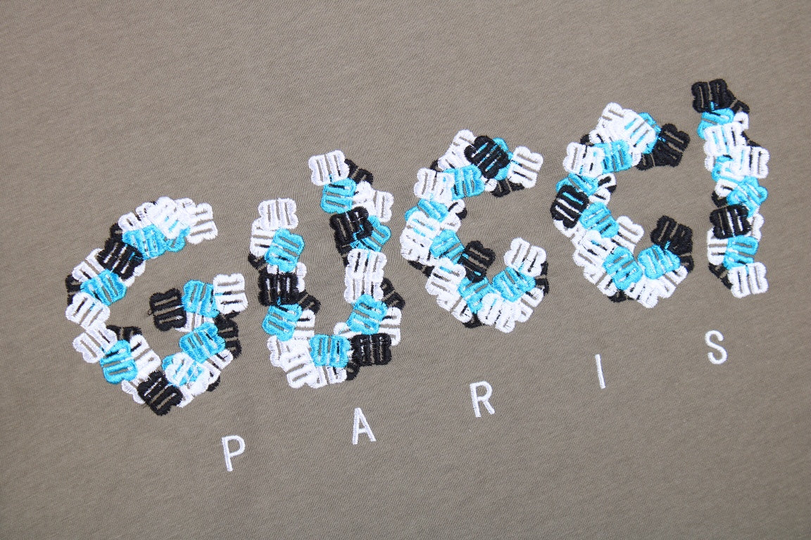 Camiseta GUCCI x BALENCIAGA con logo floral color caqui