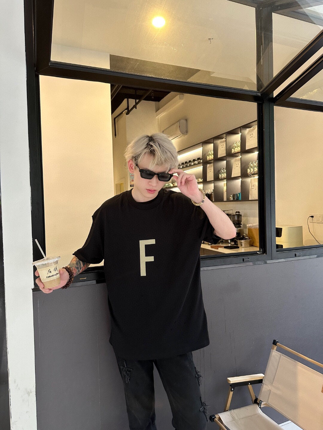 Camiseta Fear of God con la letra F (Negra)
