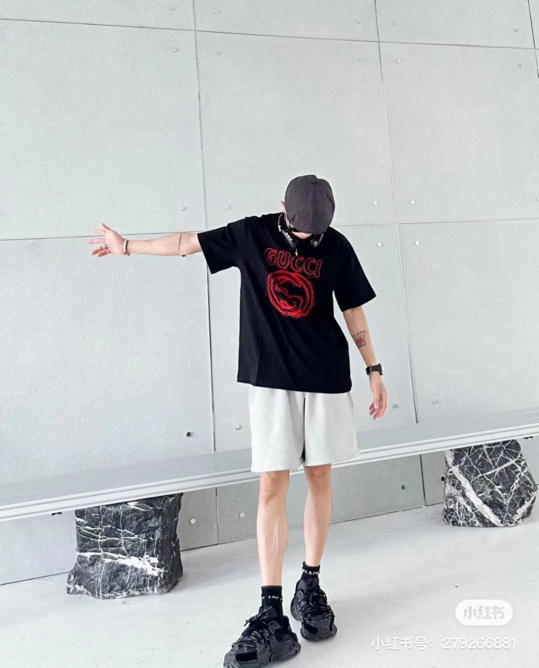 Camiseta Gucci - Logotipo garabateado