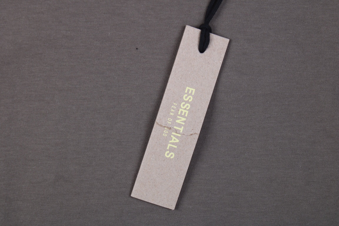 Camiseta con el logo de Fear of God Essentials - Color topo