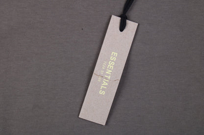 Camiseta con el logo de Fear of God Essentials - Color topo