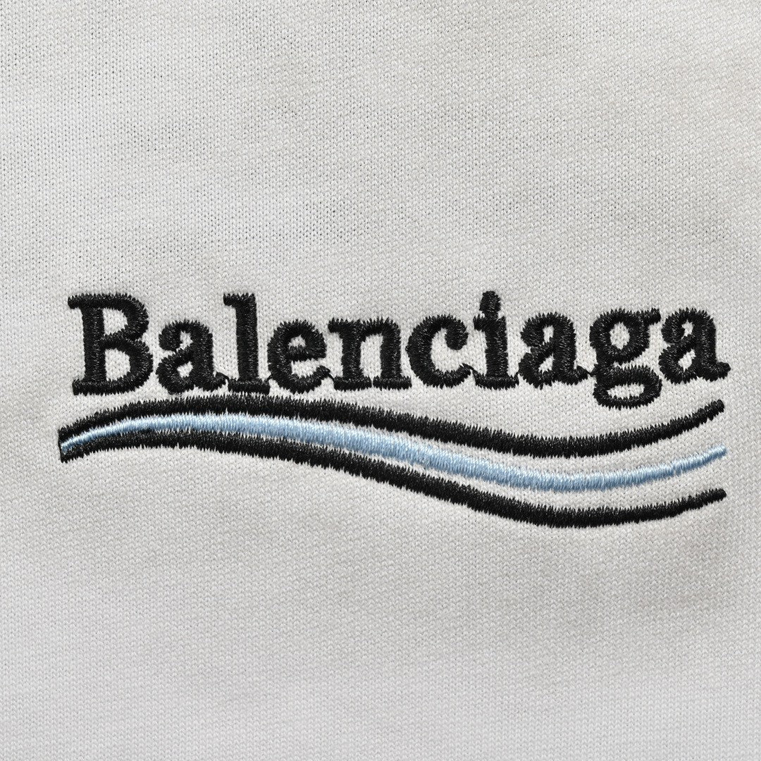 Camiseta blanca con estampado tie-dye de Balenciaga