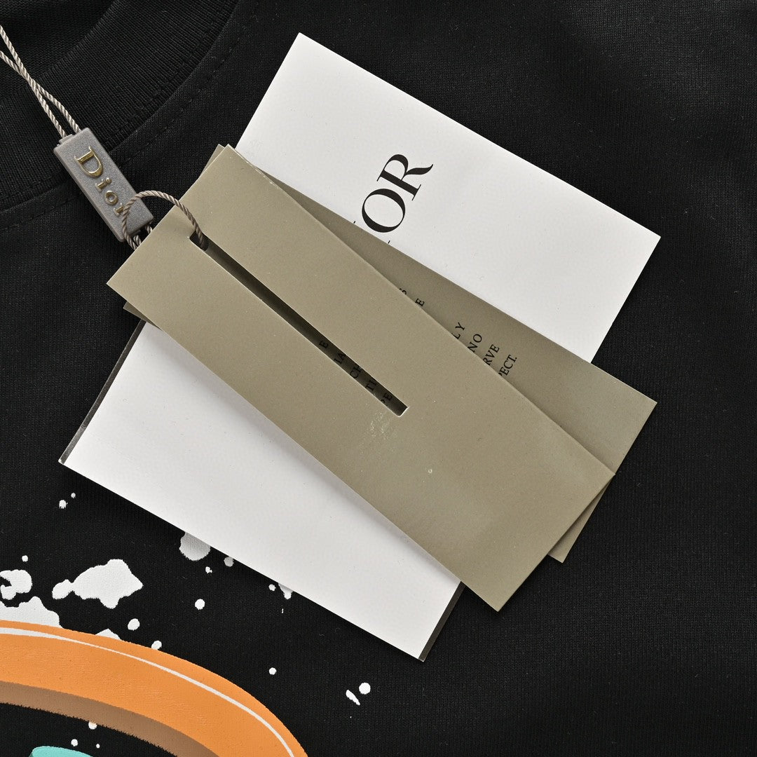 Camiseta negra con logo multicolor de Dior