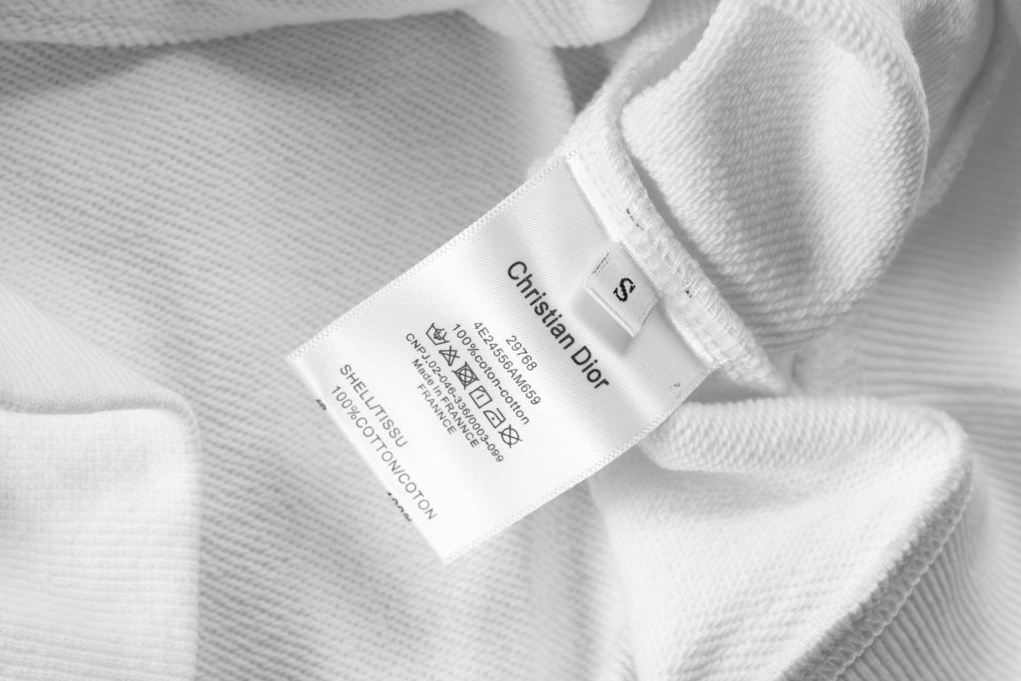 Sudadera blanca Dior con diseño de bolso