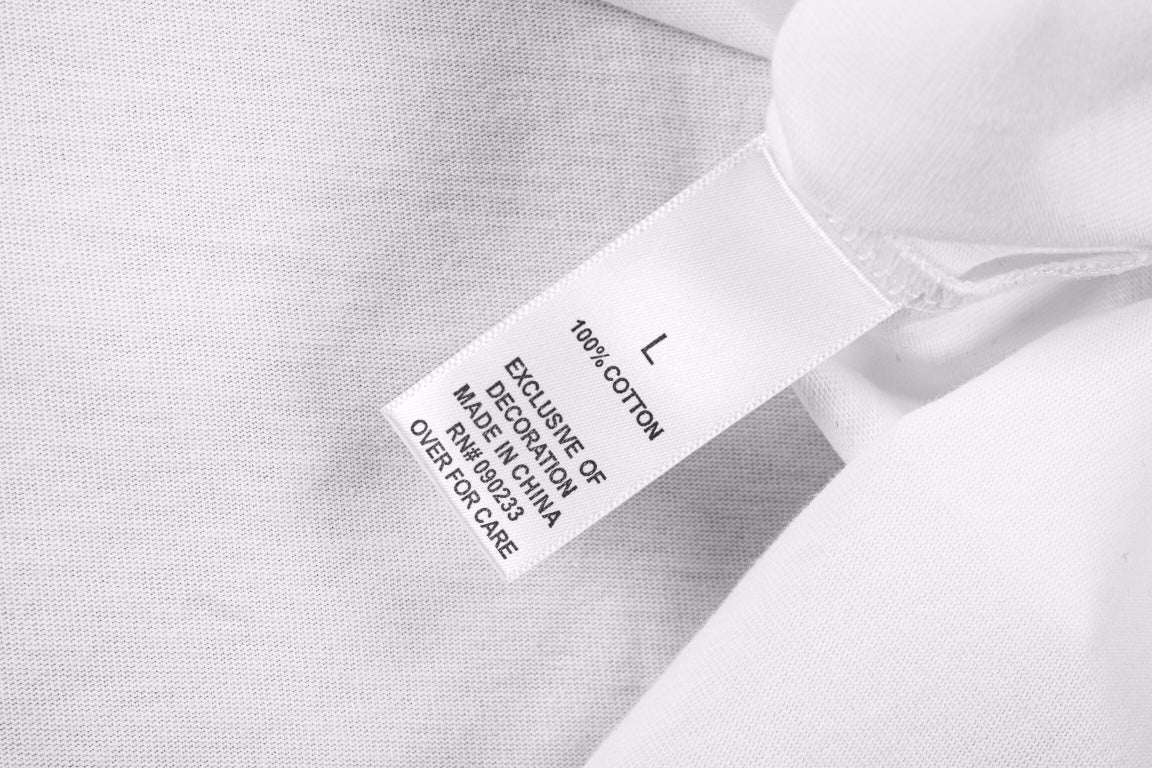 Camiseta con el logo de Fear of God Essentials