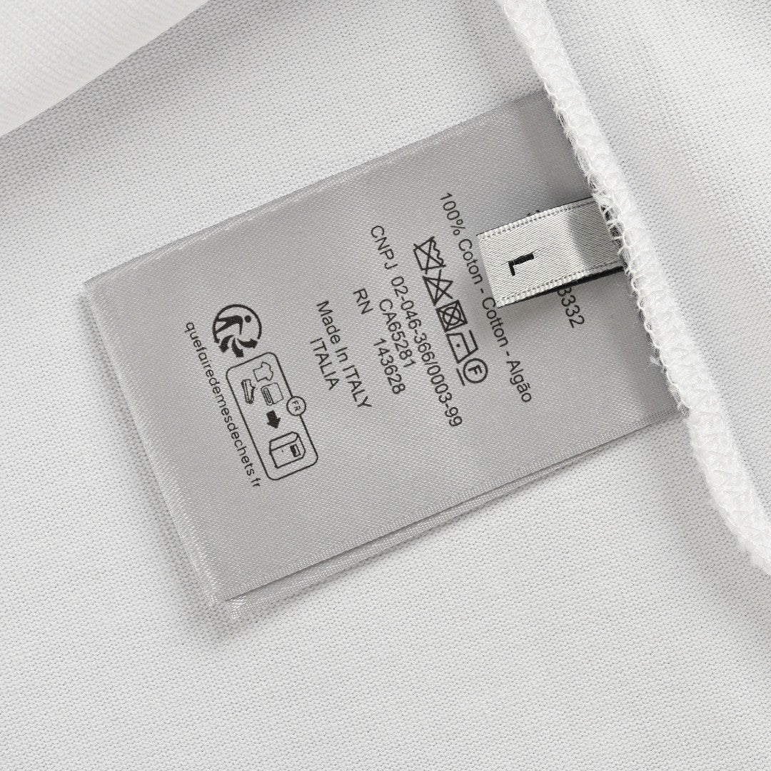 Camiseta blanca con logo multicolor de Dior