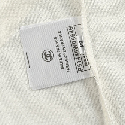 T-shirt blanc Chanel avec le slogan "Les femmes sauveront le monde"