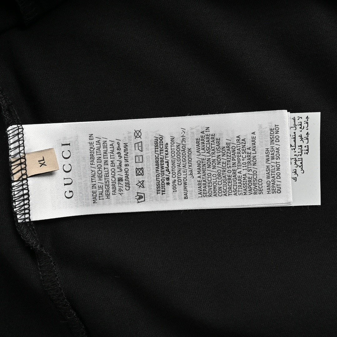 Camiseta Gucci con logo de fresa (negra)