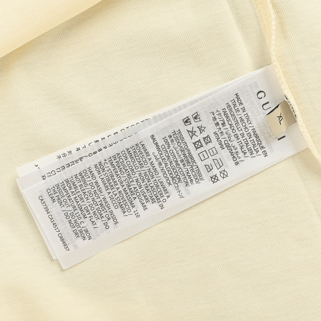 Camiseta beige con logo triangular de Gucci