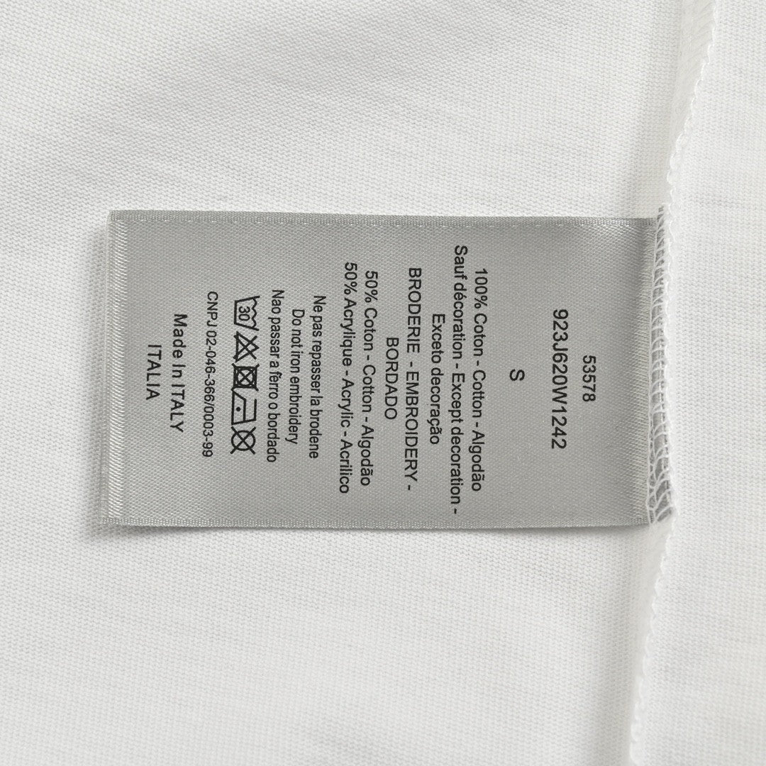 Camiseta blanca con gráfico de Christian Dior.