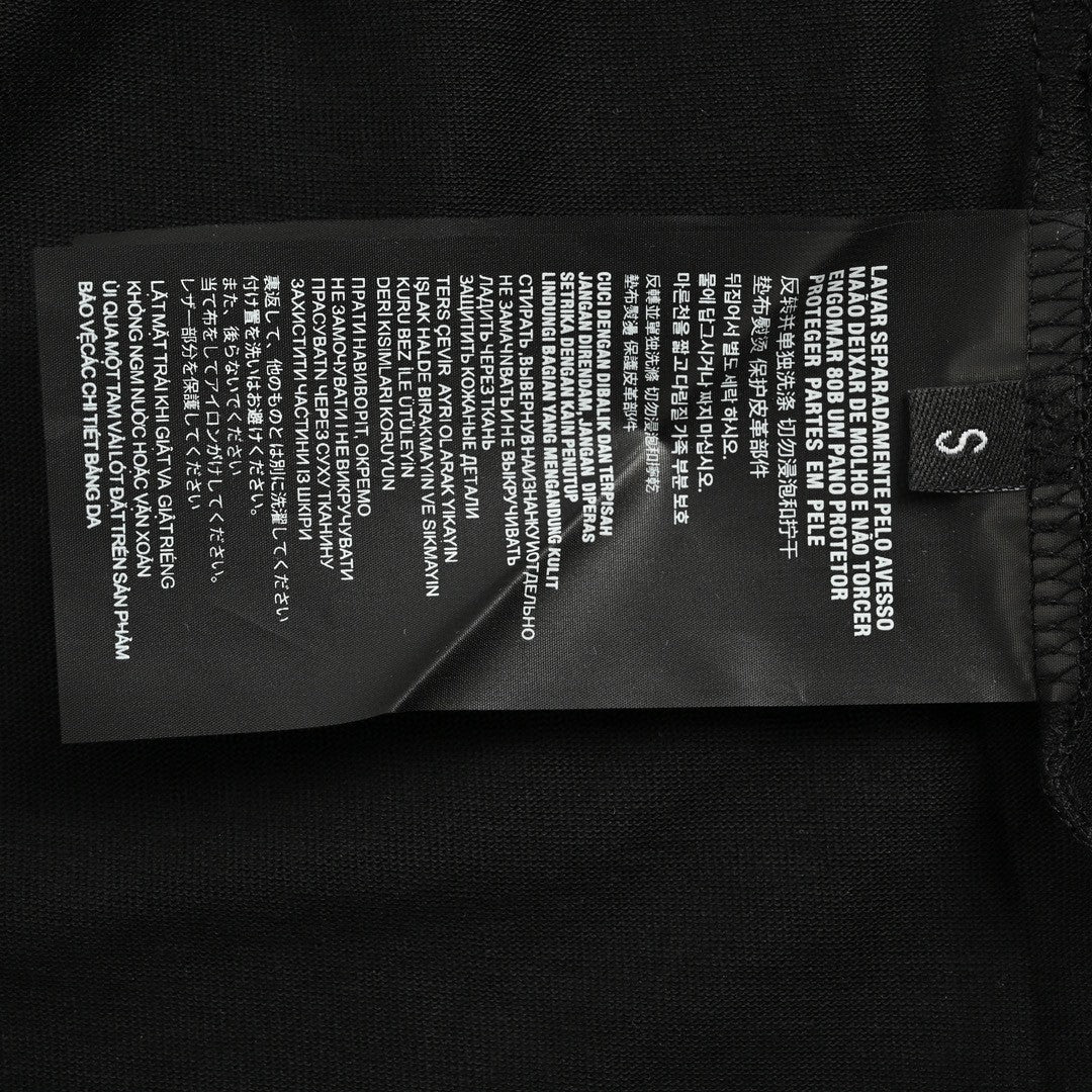 T-shirt noir Prada avec poches géométriques
