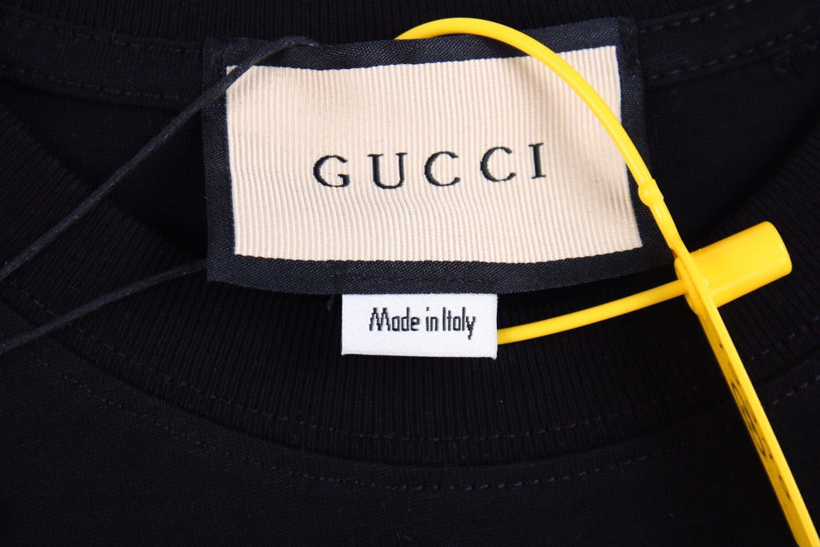 Gucci T-shirt With Embroidered Cities Unisex Streetwear Limited Edition - <p dir='ltr'><span>Black t-shirt featuring subtle embroidered text with the cities 'FIRENZE-ROMA-MILANO-NEW YORK' under the