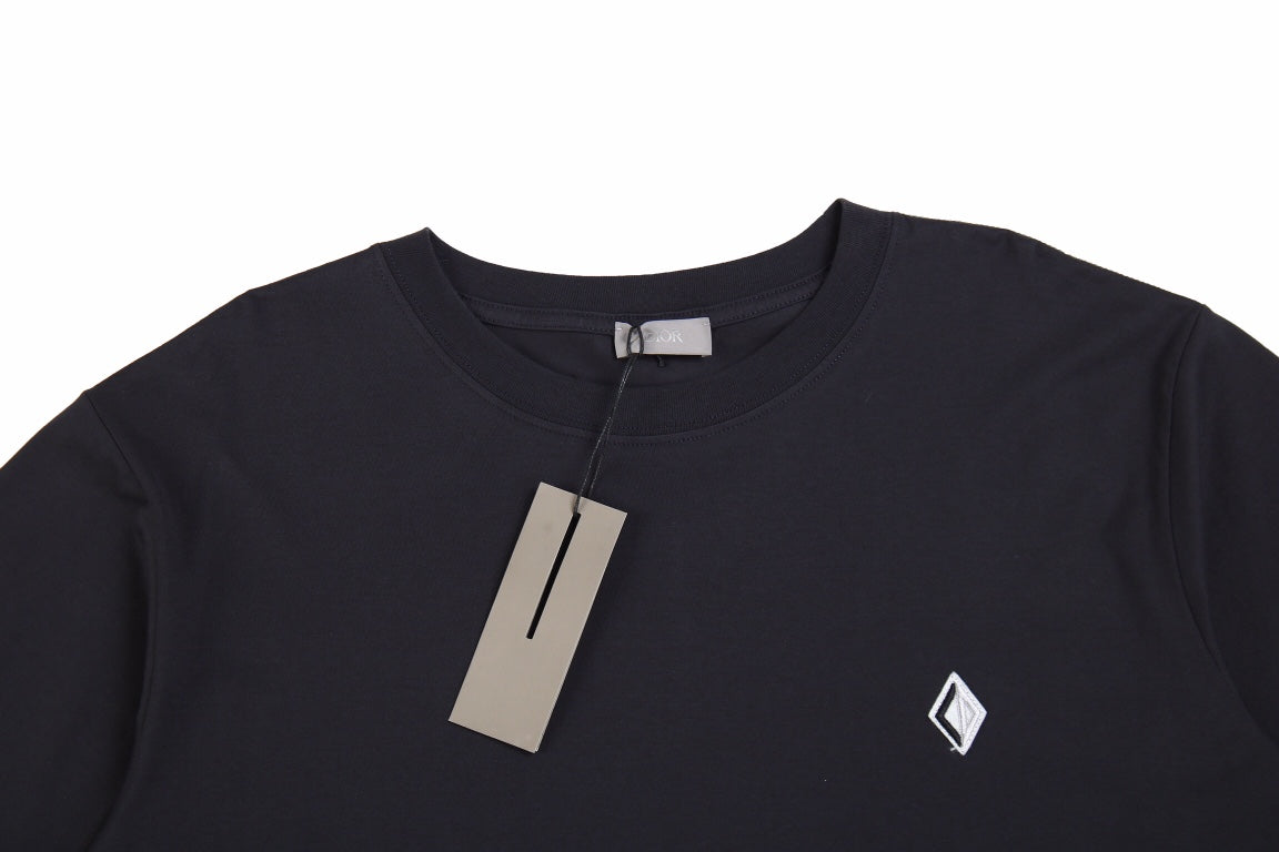Camiseta Dior con logo minimalista